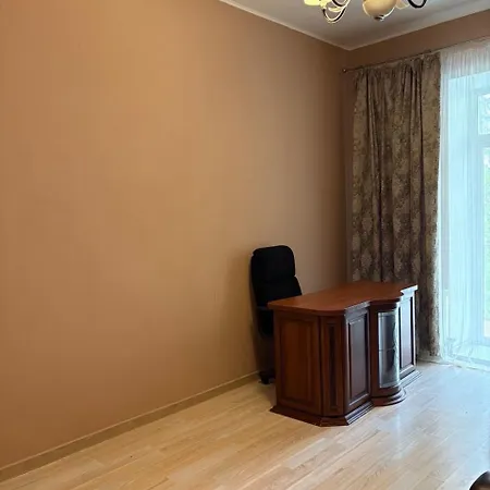 подобова оренда 2-поверхової 4-кімнатної квартири в центрі одеси אודסה