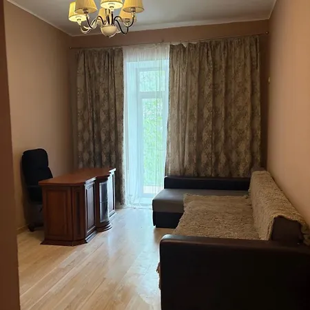 подобова оренда 2-поверхової 4-кімнатної квартири в центрі одеси