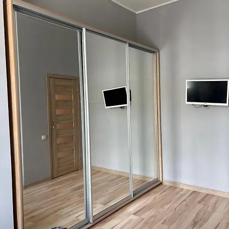 подобова оренда 2-поверхової 4-кімнатної квартири в центрі одеси Apartment