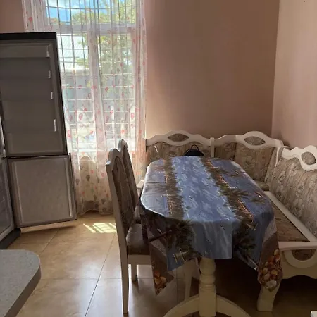 подобова оренда 2-поверхової 4-кімнатної квартири в центрі одеси Apartamento