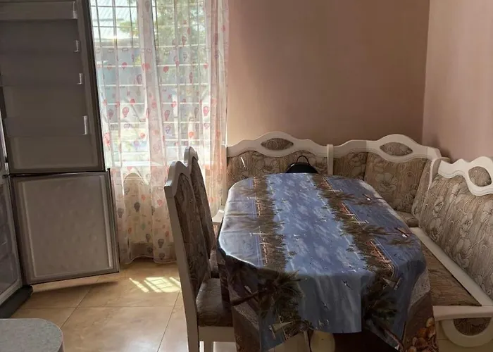 подобова оренда 2-поверхової 4-кімнатної квартири в центрі одеси Apartment