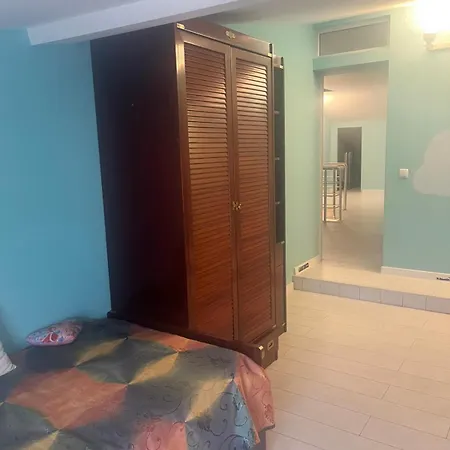 подобова оренда 2-поверхової 4-кімнатної квартири в центрі одеси * Odessa